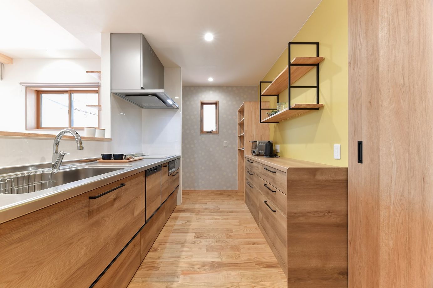 梶谷建設 大きなシカクの窓とサンカク屋根がかわいい木の家【スタディカウンター/サンルーム/ファミリークローク】の建築実例画像4