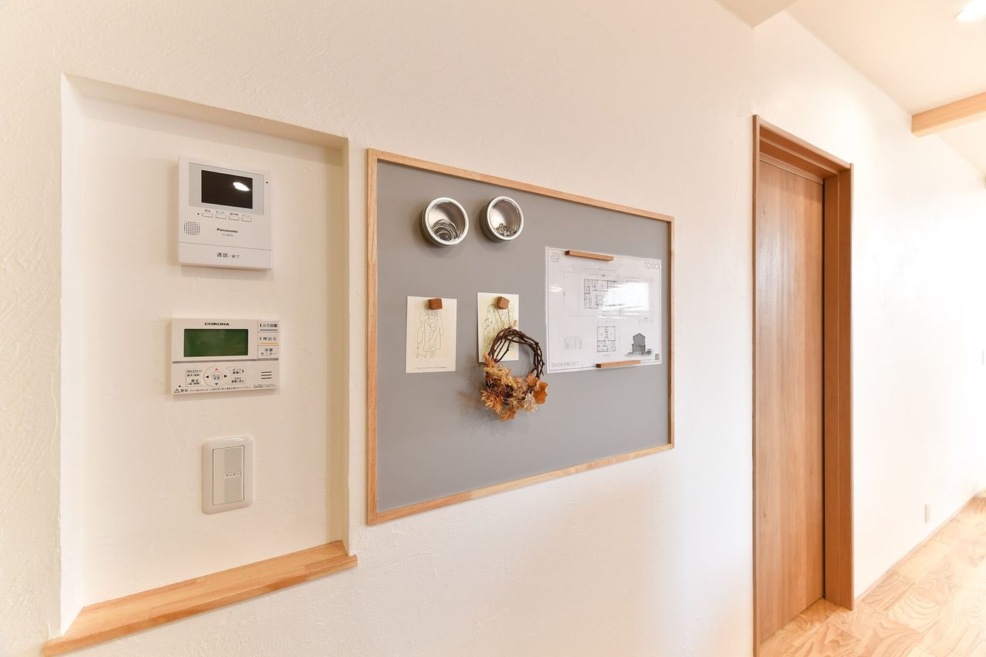 梶谷建設 大きなシカクの窓とサンカク屋根がかわいい木の家【スタディカウンター/サンルーム/ファミリークローク】の建築実例画像5