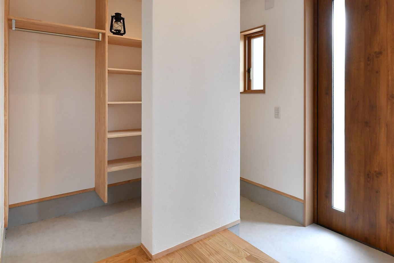 梶谷建設 大きなシカクの窓とサンカク屋根がかわいい木の家【スタディカウンター/サンルーム/ファミリークローク】の建築実例画像6