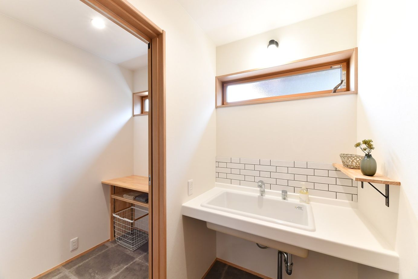 梶谷建設 大きなシカクの窓とサンカク屋根がかわいい木の家【スタディカウンター/サンルーム/ファミリークローク】の建築実例画像7