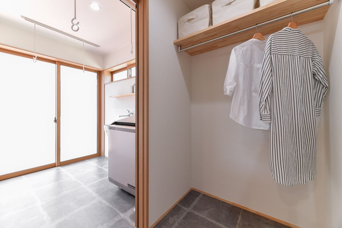 梶谷建設 大きなシカクの窓とサンカク屋根がかわいい木の家【スタディカウンター/サンルーム/ファミリークローク】の建築実例画像8