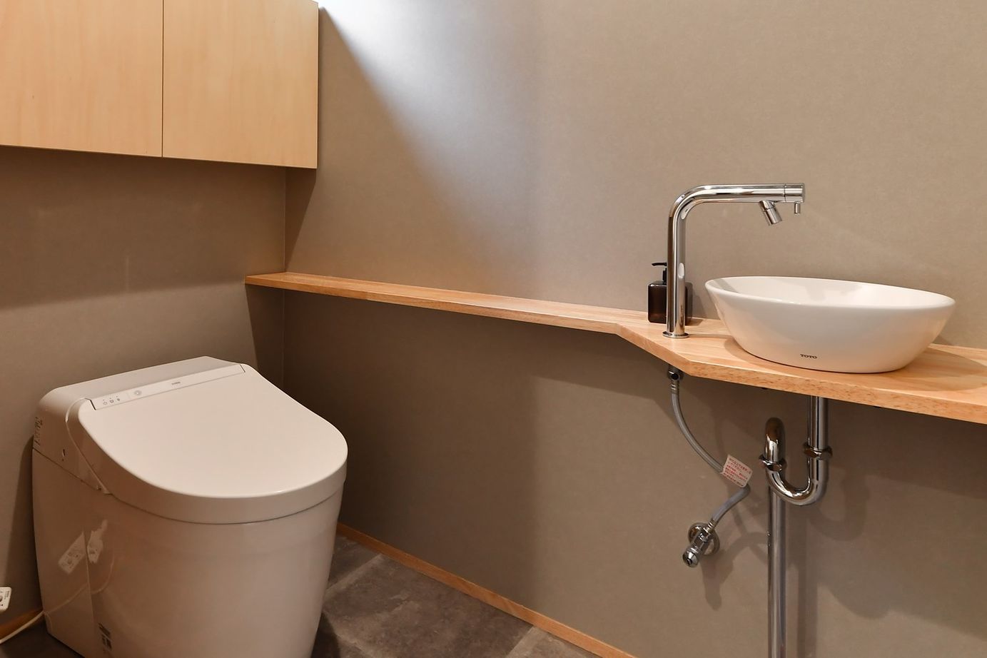 梶谷建設 大きなシカクの窓とサンカク屋根がかわいい木の家【スタディカウンター/サンルーム/ファミリークローク】の建築実例画像9