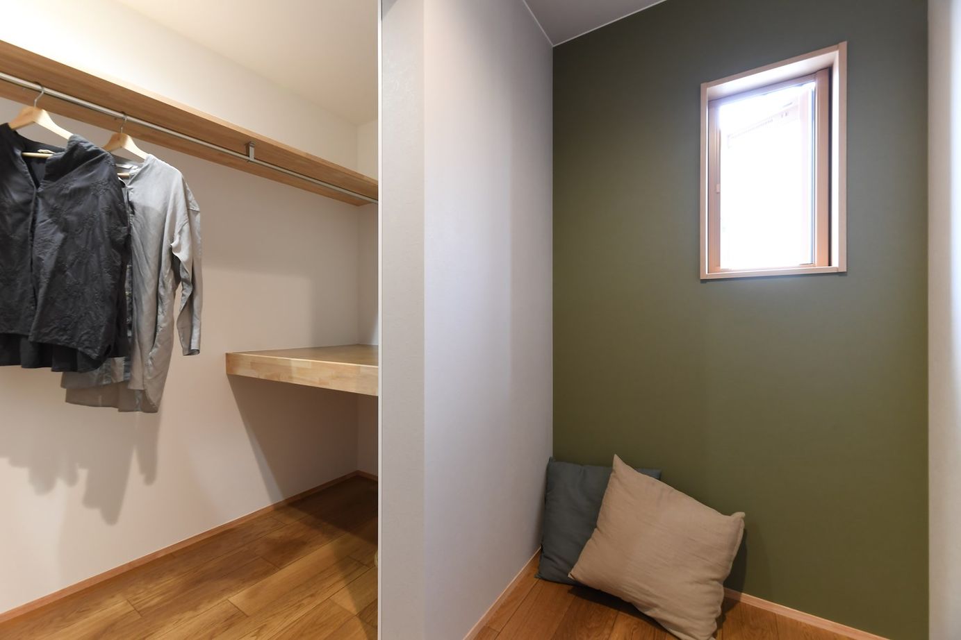 梶谷建設 大きなシカクの窓とサンカク屋根がかわいい木の家【スタディカウンター/サンルーム/ファミリークローク】の建築実例画像10