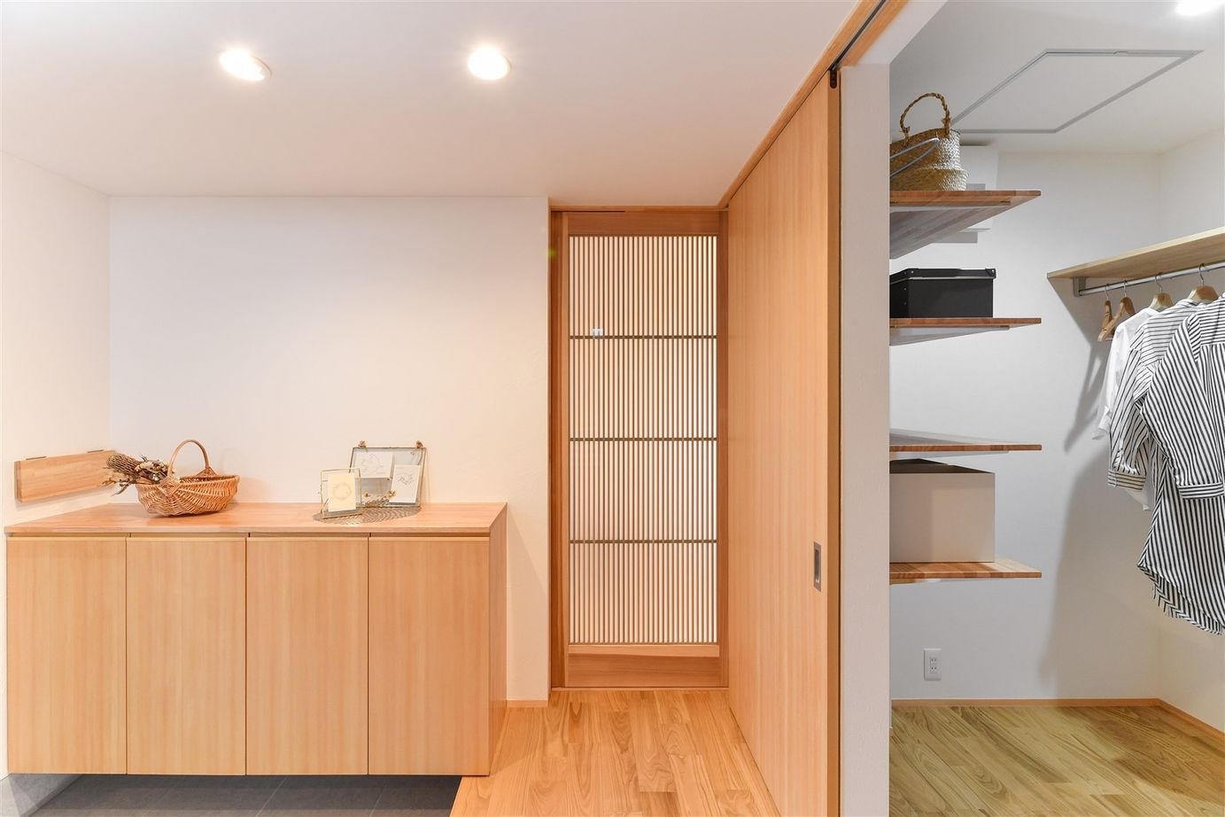 梶谷建設 軽やかに和のしつらえを取り入れた家【ファミリークローク】【籠り感のある和室】【格子のある外観】の建築実例画像2