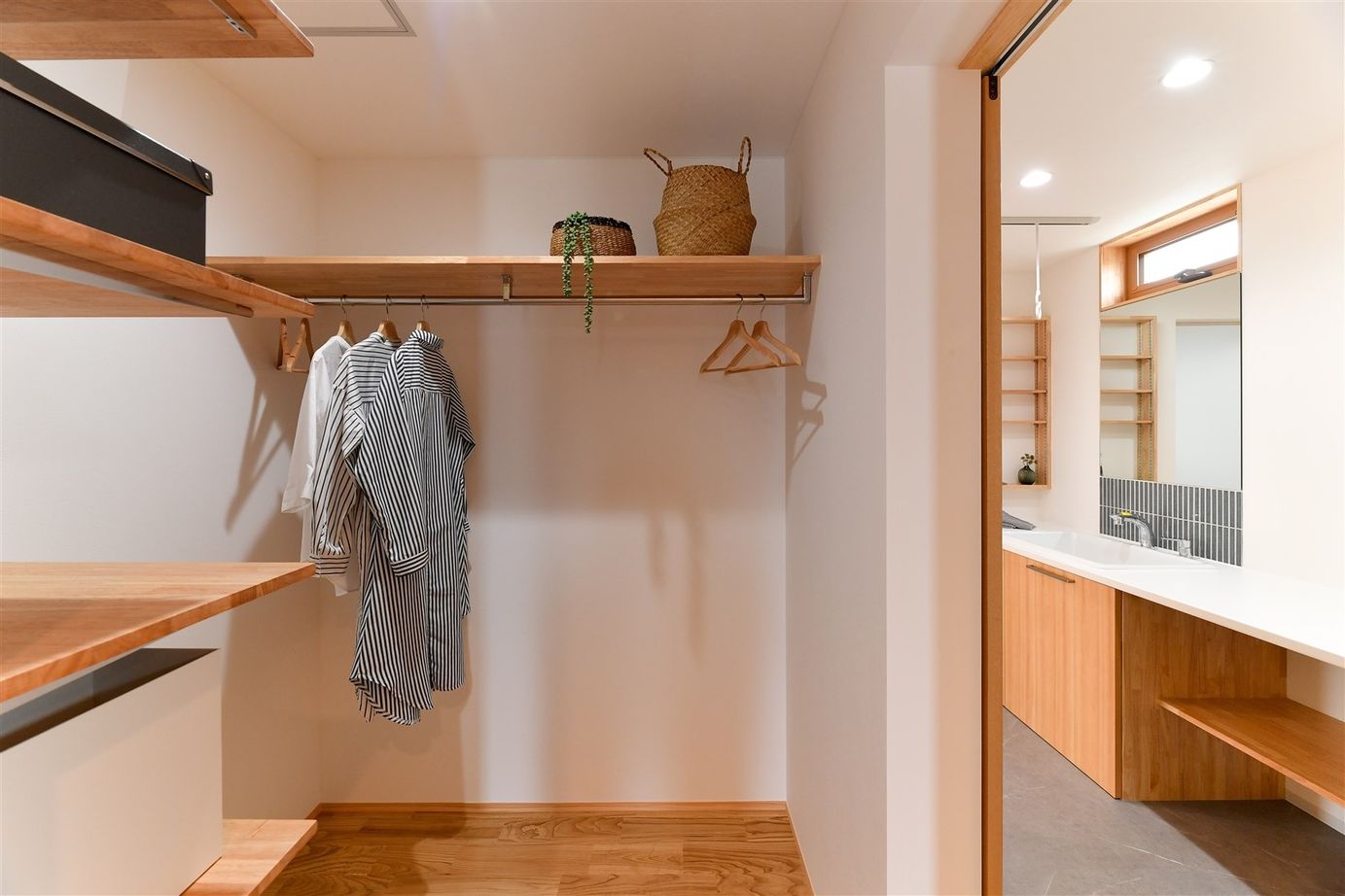 梶谷建設 軽やかに和のしつらえを取り入れた家【ファミリークローク】【籠り感のある和室】【格子のある外観】の建築実例画像5