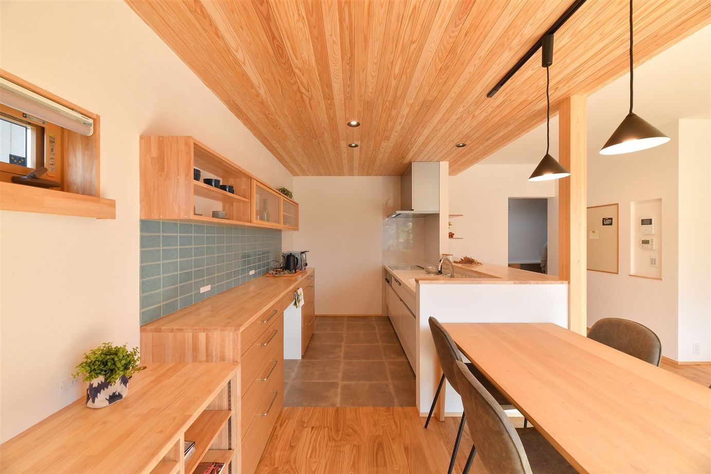 梶谷建設 軽やかに和のしつらえを取り入れた家【ファミリークローク】【籠り感のある和室】【格子のある外観】の建築実例画像6