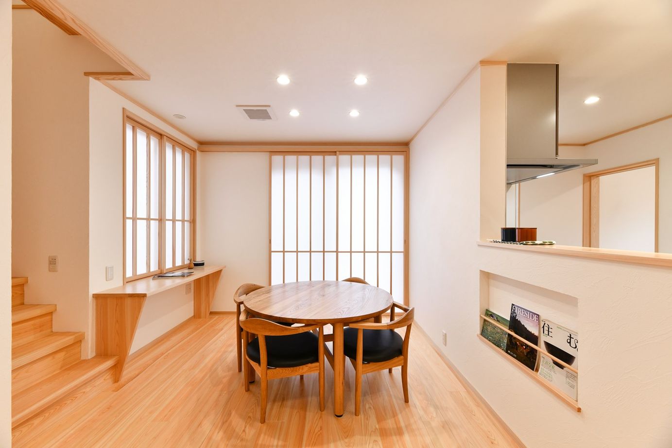 梶谷建設 仲良し家族がゆったりと暮らす自然素材の家【ビルトインガレージ】【LDK横の和室】【スキップフロア】の建築実例画像2