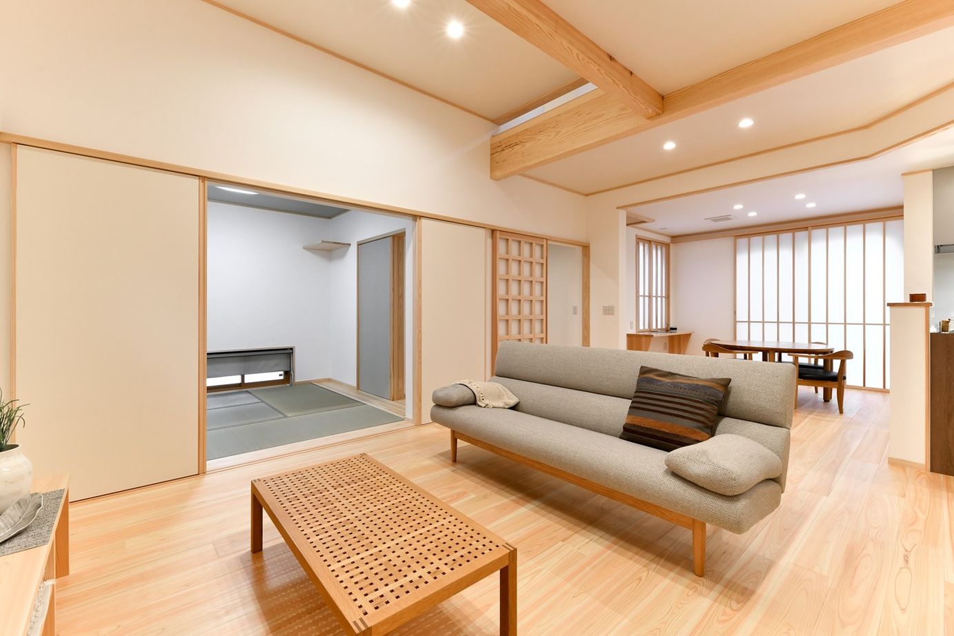 梶谷建設 仲良し家族がゆったりと暮らす自然素材の家【ビルトインガレージ】【LDK横の和室】【スキップフロア】の建築実例画像3