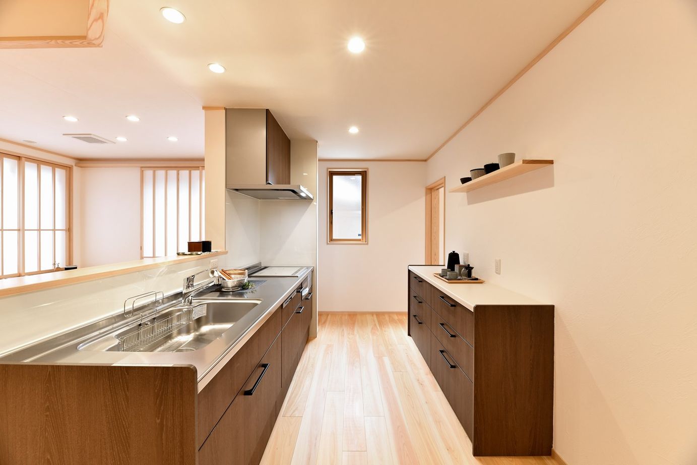 梶谷建設 仲良し家族がゆったりと暮らす自然素材の家【ビルトインガレージ】【LDK横の和室】【スキップフロア】の建築実例画像5