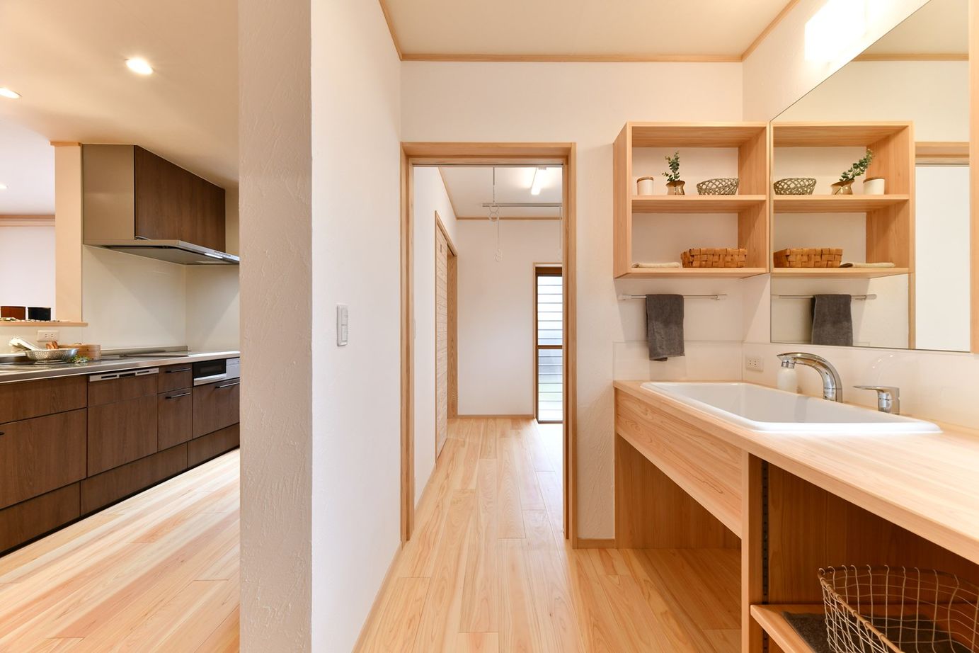 梶谷建設 仲良し家族がゆったりと暮らす自然素材の家【ビルトインガレージ】【LDK横の和室】【スキップフロア】の建築実例画像6