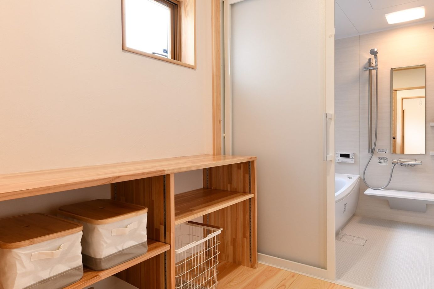 梶谷建設 仲良し家族がゆったりと暮らす自然素材の家【ビルトインガレージ】【LDK横の和室】【スキップフロア】の建築実例画像7