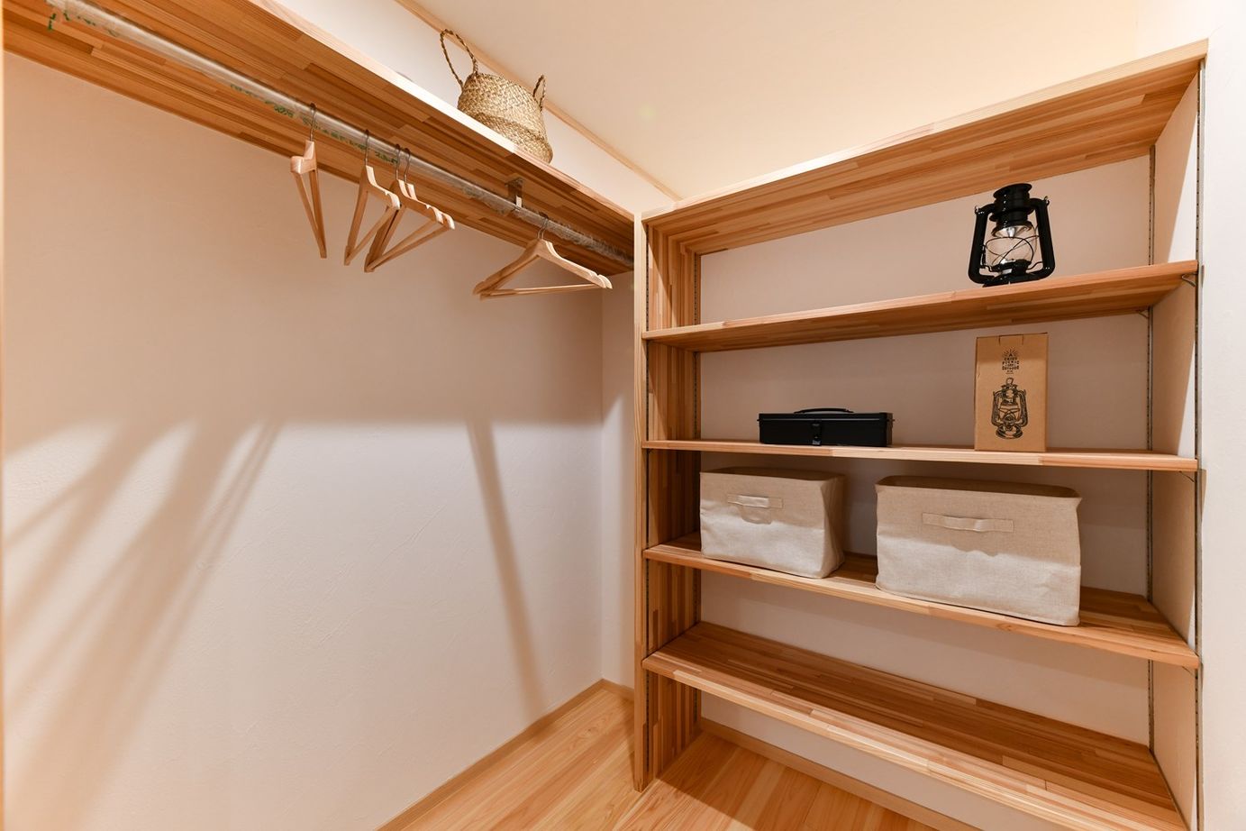 梶谷建設 仲良し家族がゆったりと暮らす自然素材の家【ビルトインガレージ】【LDK横の和室】【スキップフロア】の建築実例画像8