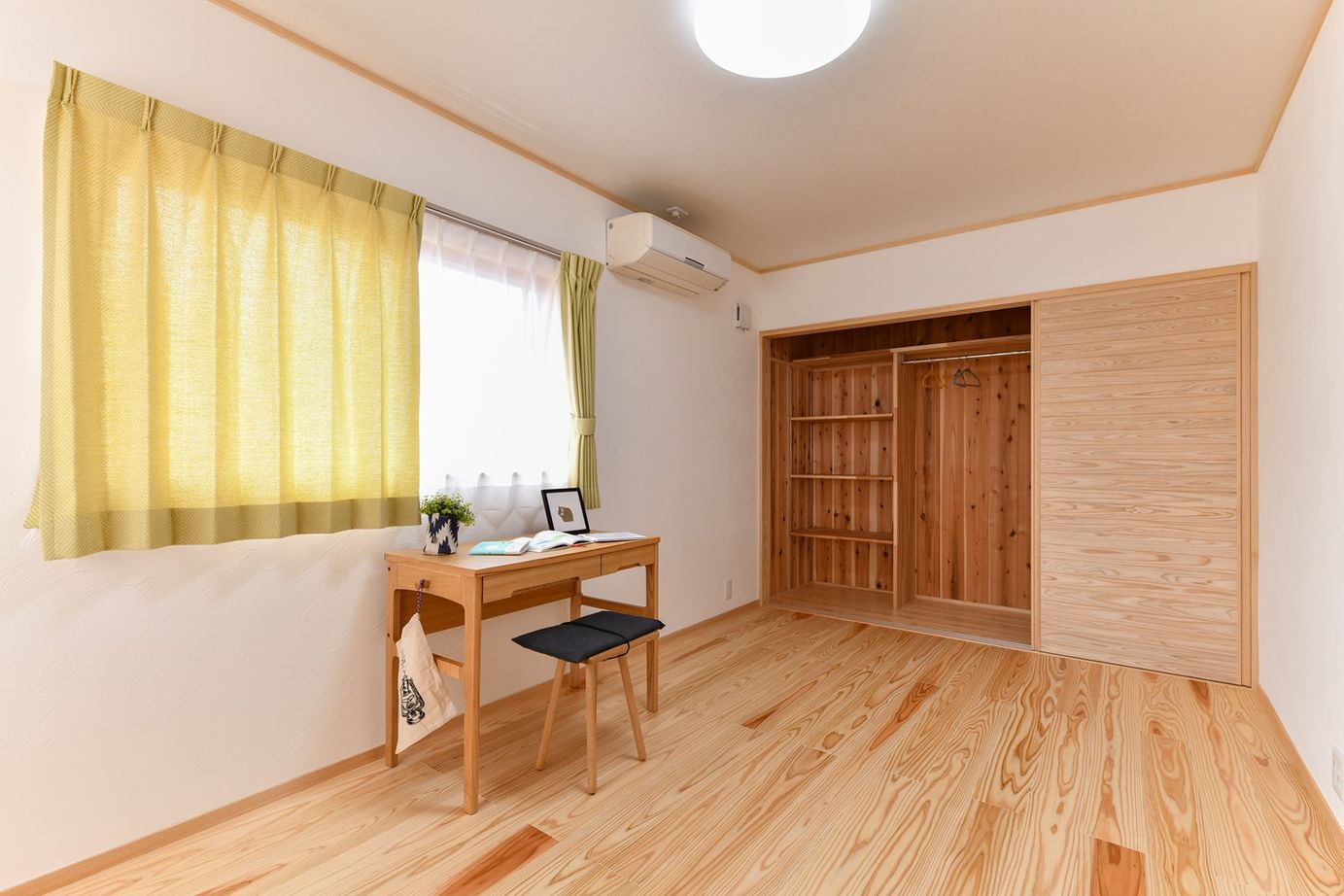 梶谷建設 仲良し家族がゆったりと暮らす自然素材の家【ビルトインガレージ】【LDK横の和室】【スキップフロア】の建築実例画像9