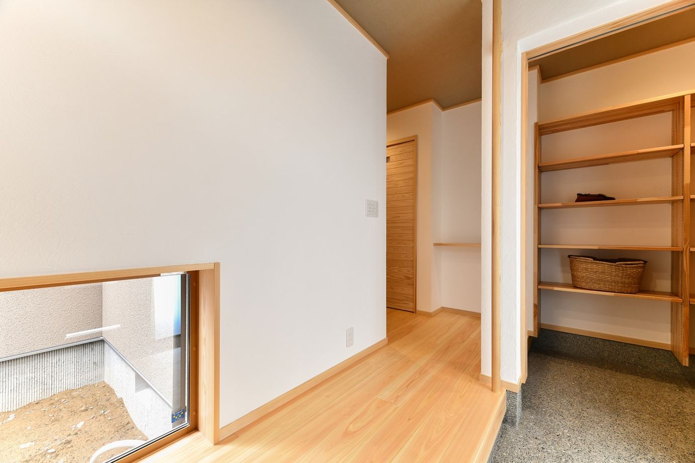 梶谷建設 仲良し家族がゆったりと暮らす自然素材の家【ビルトインガレージ】【LDK横の和室】【スキップフロア】の建築実例画像10