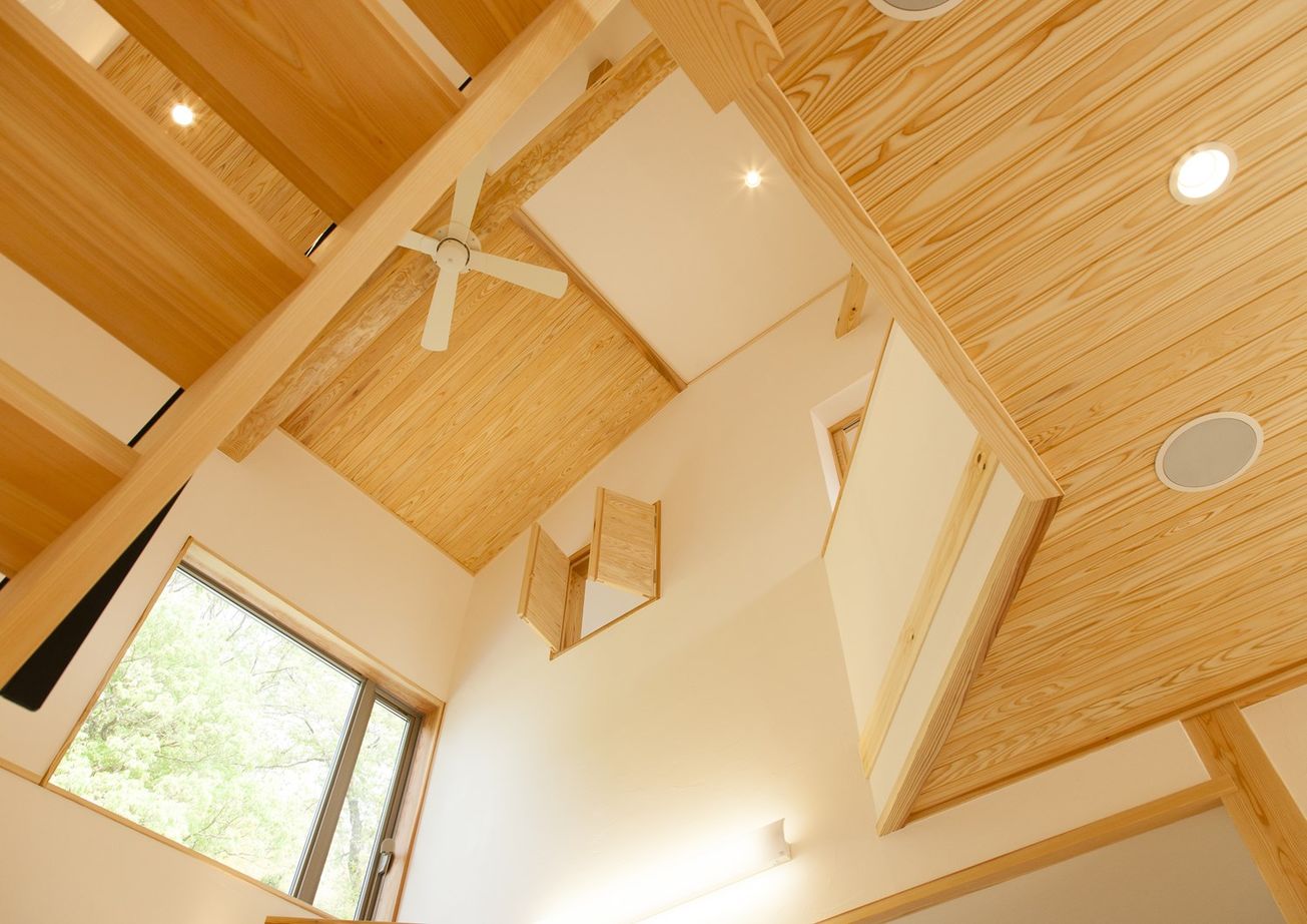 梶谷建設 土地の形状に合わせた高窓からの緑が美しい住まい【吹き抜け】【小上がり和室】【自然素材】の建築実例画像2