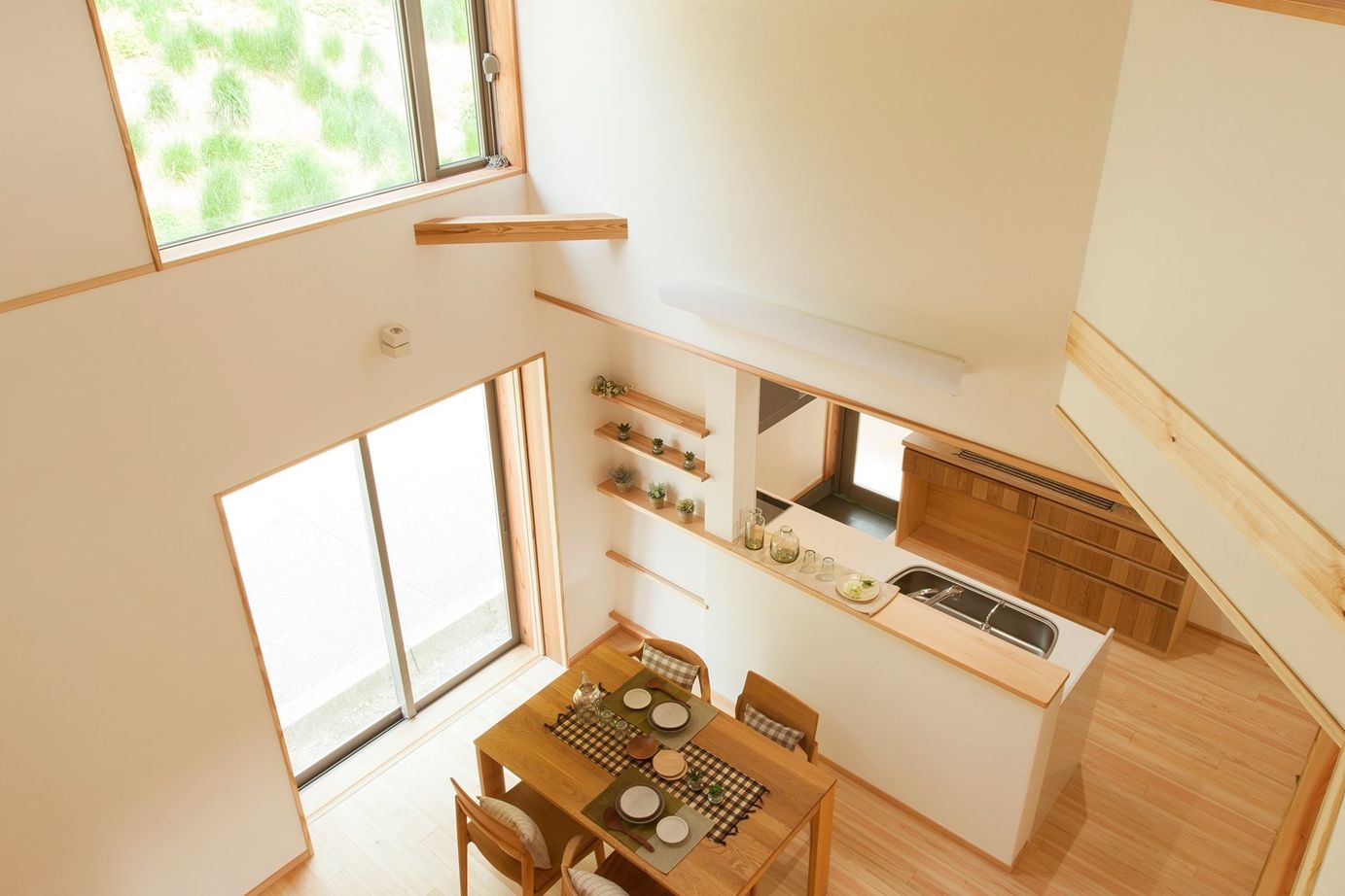 梶谷建設 土地の形状に合わせた高窓からの緑が美しい住まい【吹き抜け】【小上がり和室】【自然素材】の建築実例画像3