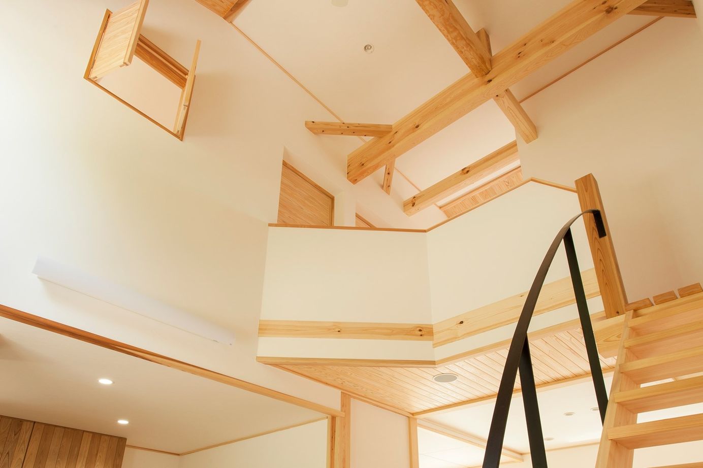 梶谷建設 土地の形状に合わせた高窓からの緑が美しい住まい【吹き抜け】【小上がり和室】【自然素材】の建築実例画像4