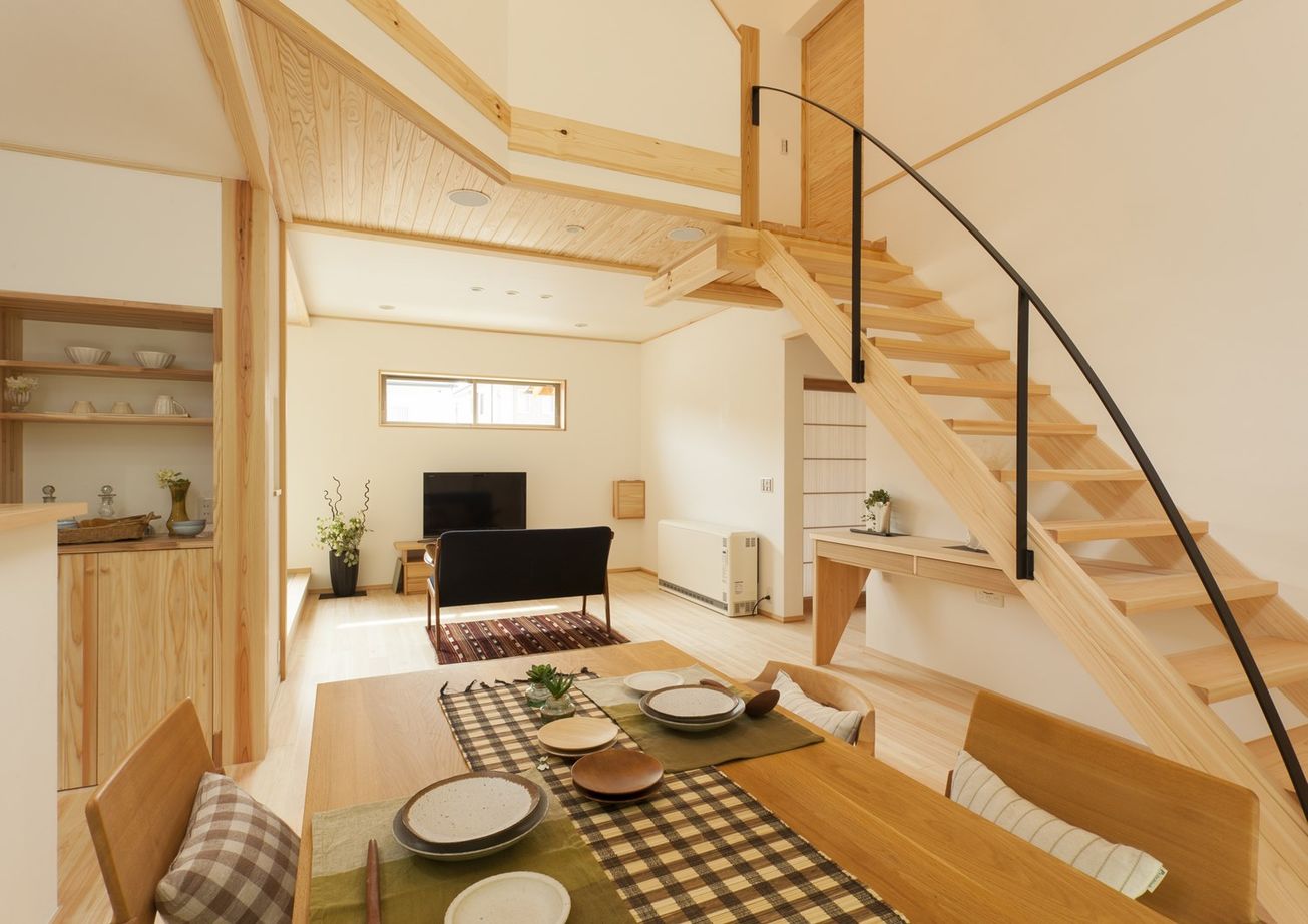 梶谷建設 土地の形状に合わせた高窓からの緑が美しい住まい【吹き抜け】【小上がり和室】【自然素材】の建築実例画像9