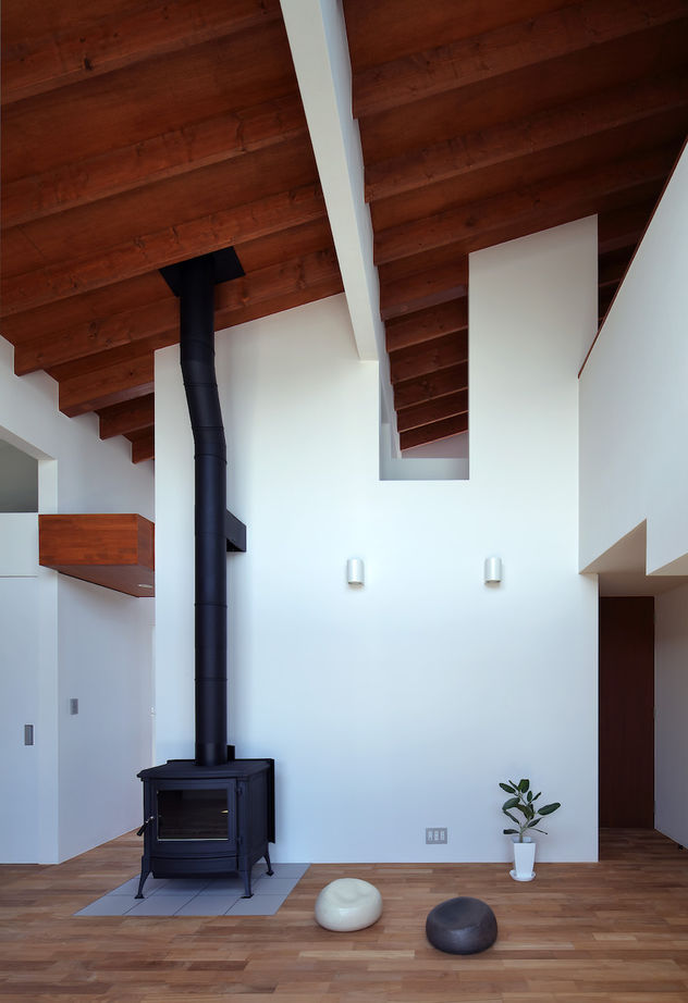 マルイチ 【滋賀県｜2000万円台】素材の表情にこだわってデザイン。薪ストーブに登り棒、黒ガルバに包まれたL型の家の建築実例画像3