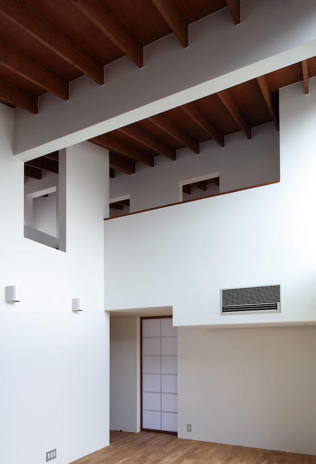 マルイチ 【滋賀県｜2000万円台】素材の表情にこだわってデザイン。薪ストーブに登り棒、黒ガルバに包まれたL型の家の建築実例画像4