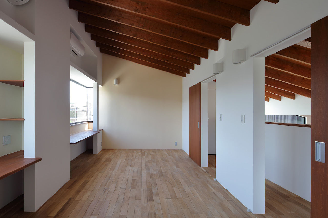 マルイチ 【滋賀県｜2000万円台】素材の表情にこだわってデザイン。薪ストーブに登り棒、黒ガルバに包まれたL型の家の建築実例画像7