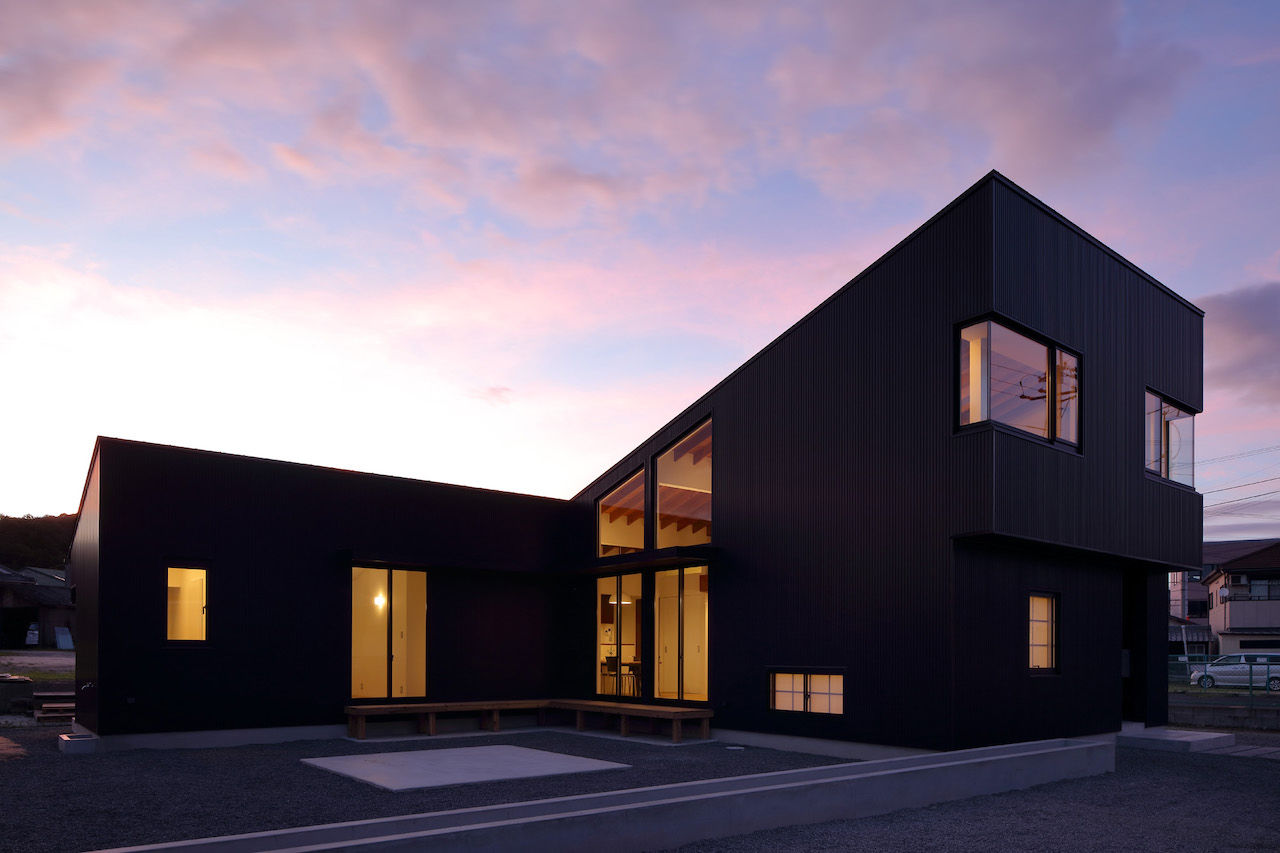 マルイチ 【滋賀県｜2000万円台】素材の表情にこだわってデザイン。薪ストーブに登り棒、黒ガルバに包まれたL型の家の建築実例画像10