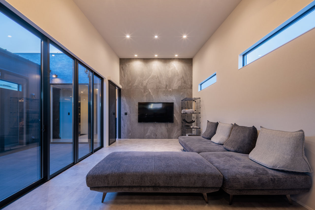 マルイチ まるでギャラリーや一軒家レストランのよう。中庭に面してLDKや寝室、玄関が連なるモダンで美しい平屋住宅の建築実例画像2