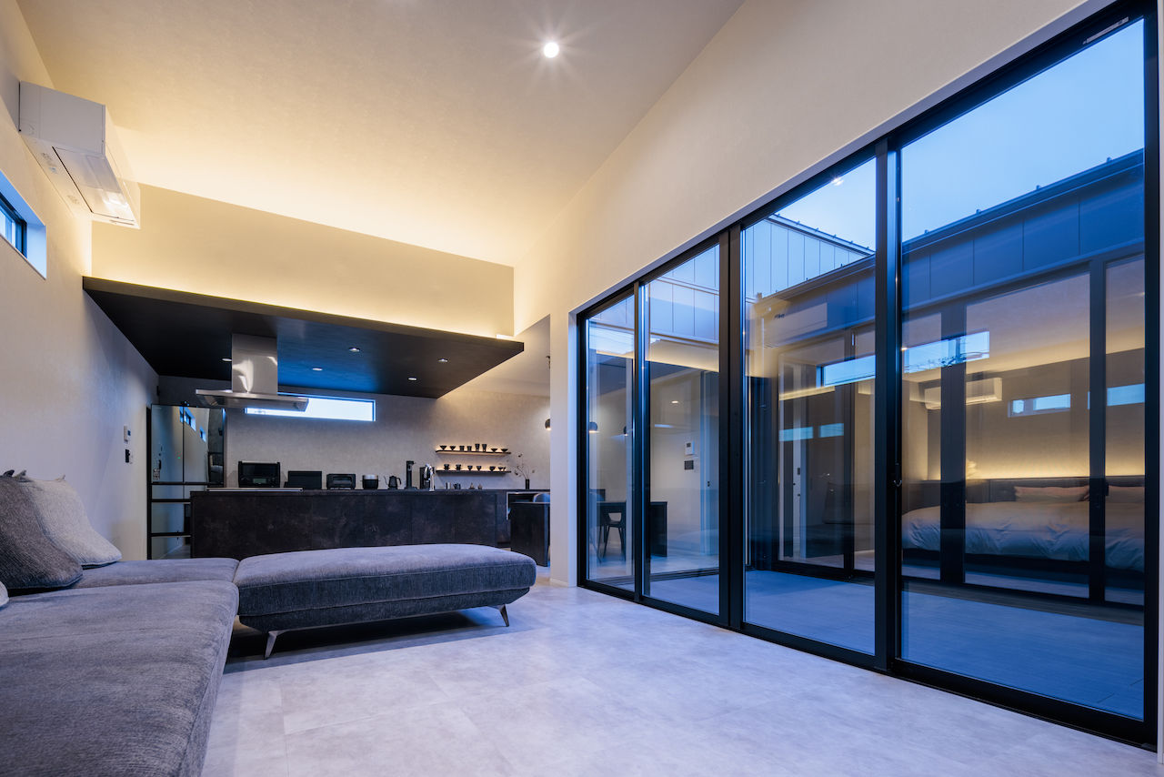 マルイチ まるでギャラリーや一軒家レストランのよう。中庭に面してLDKや寝室、玄関が連なるモダンで美しい平屋住宅の建築実例画像3