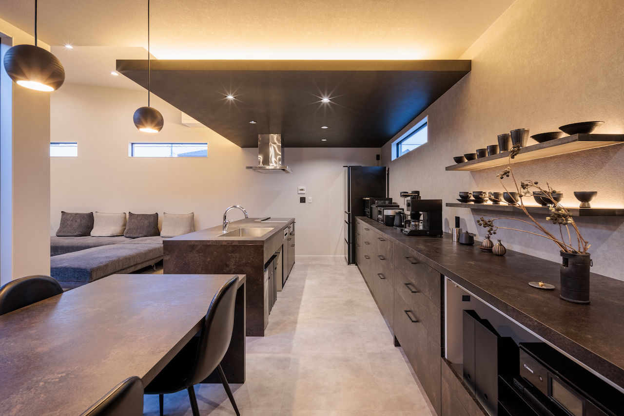 マルイチ まるでギャラリーや一軒家レストランのよう。中庭に面してLDKや寝室、玄関が連なるモダンで美しい平屋住宅の建築実例画像4