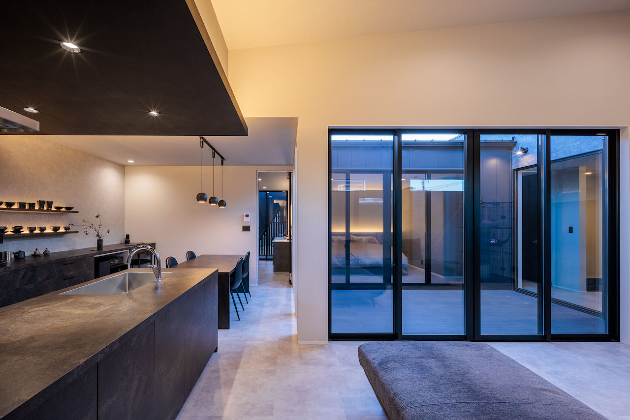 マルイチ まるでギャラリーや一軒家レストランのよう。中庭に面してLDKや寝室、玄関が連なるモダンで美しい平屋住宅の建築実例画像5