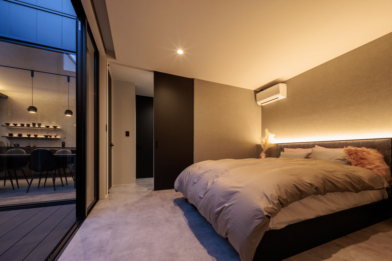 マルイチ まるでギャラリーや一軒家レストランのよう。中庭に面してLDKや寝室、玄関が連なるモダンで美しい平屋住宅の建築実例画像6