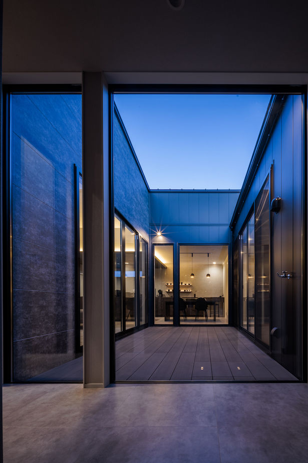 マルイチ まるでギャラリーや一軒家レストランのよう。中庭に面してLDKや寝室、玄関が連なるモダンで美しい平屋住宅の建築実例画像7