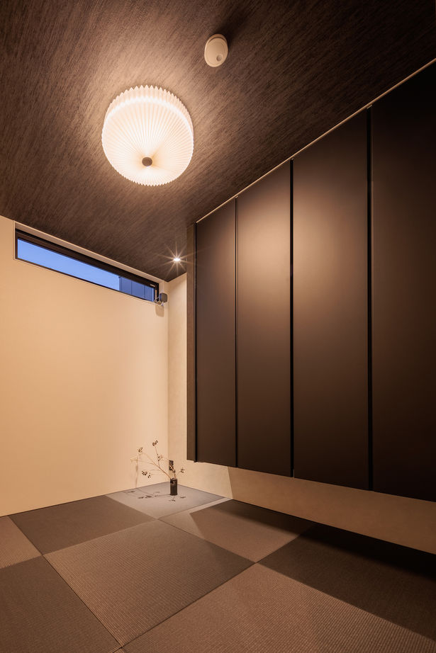 マルイチ まるでギャラリーや一軒家レストランのよう。中庭に面してLDKや寝室、玄関が連なるモダンで美しい平屋住宅の建築実例画像8