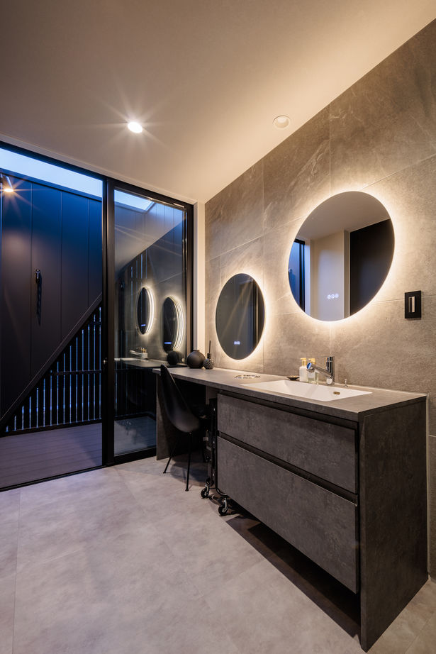 マルイチ まるでギャラリーや一軒家レストランのよう。中庭に面してLDKや寝室、玄関が連なるモダンで美しい平屋住宅の建築実例画像9