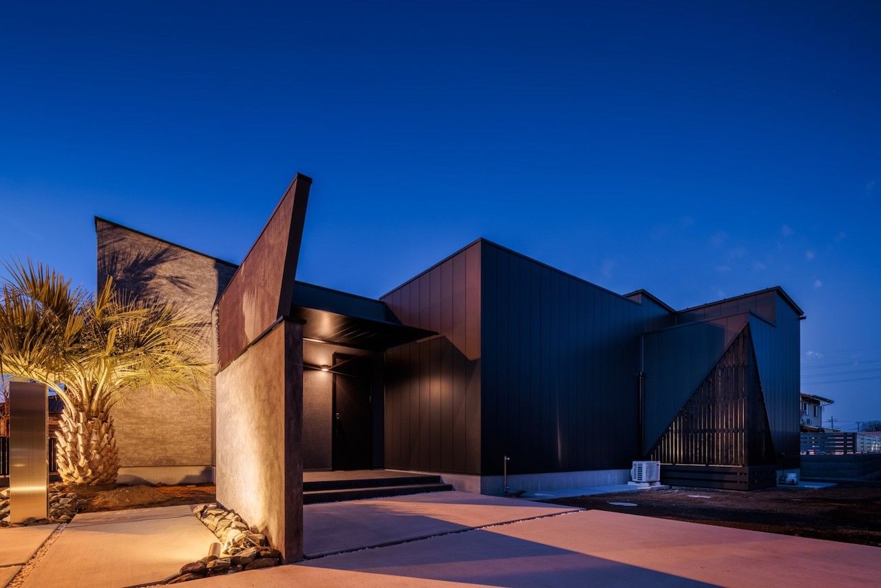 マルイチ まるでギャラリーや一軒家レストランのよう。中庭に面してLDKや寝室、玄関が連なるモダンで美しい平屋住宅の建築実例画像10