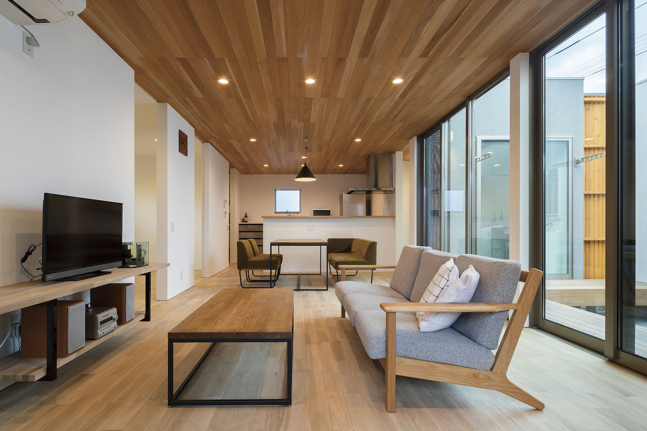 マルイチ LDKと繋がる2つの中庭が魅力。目隠しの工夫で外からの視線を気にすることなく開放的に暮らせる平屋の住まいの建築実例画像3