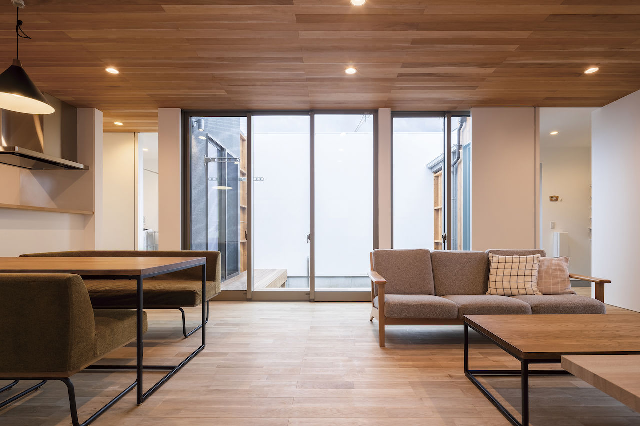 マルイチ LDKと繋がる2つの中庭が魅力。目隠しの工夫で外からの視線を気にすることなく開放的に暮らせる平屋の住まいの建築実例画像4