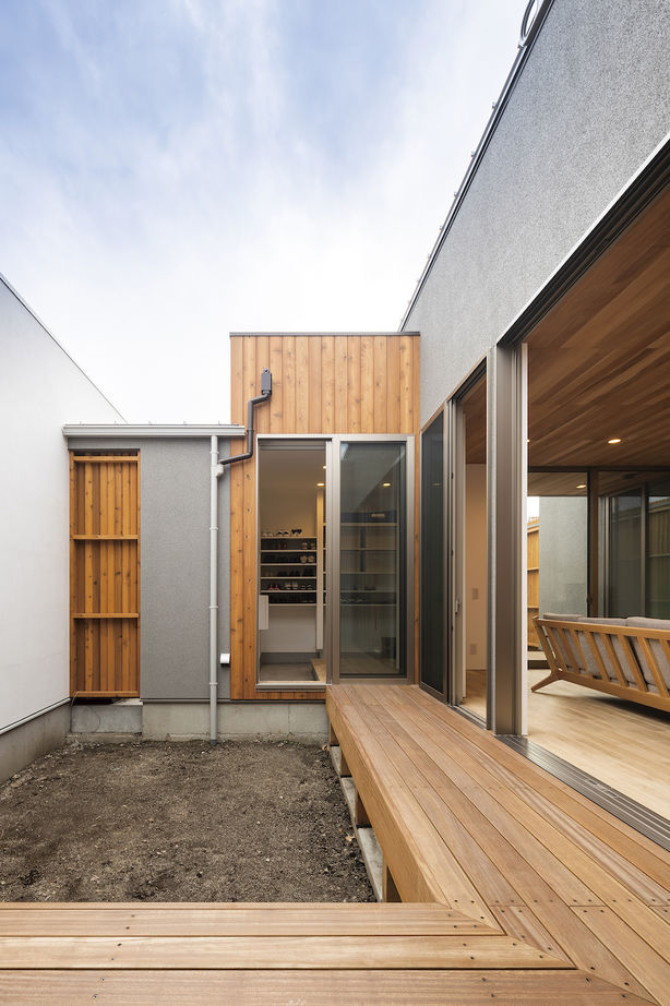 マルイチ LDKと繋がる2つの中庭が魅力。目隠しの工夫で外からの視線を気にすることなく開放的に暮らせる平屋の住まいの建築実例画像7