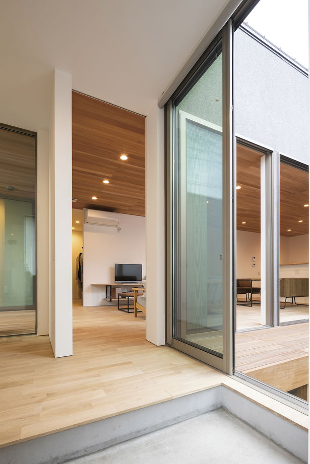 マルイチ LDKと繋がる2つの中庭が魅力。目隠しの工夫で外からの視線を気にすることなく開放的に暮らせる平屋の住まいの建築実例画像8