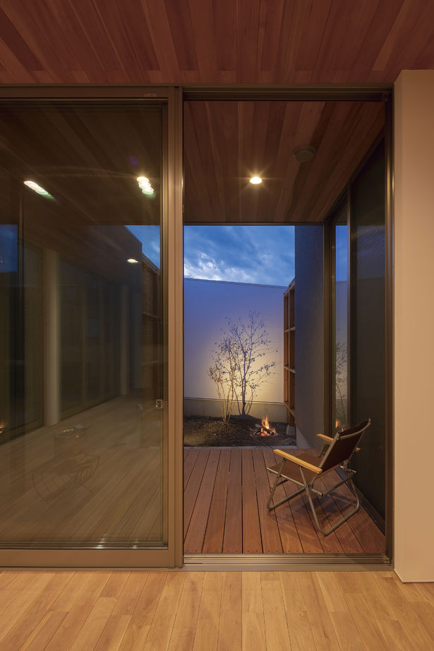 マルイチ LDKと繋がる2つの中庭が魅力。目隠しの工夫で外からの視線を気にすることなく開放的に暮らせる平屋の住まいの建築実例画像9