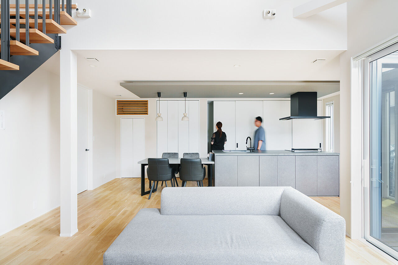 マルイチ 【滋賀県｜間取り有】吹き抜け＆アイランドキッチン、かゆいところに手が届くスタイリッシュで機能的な家の建築実例画像2