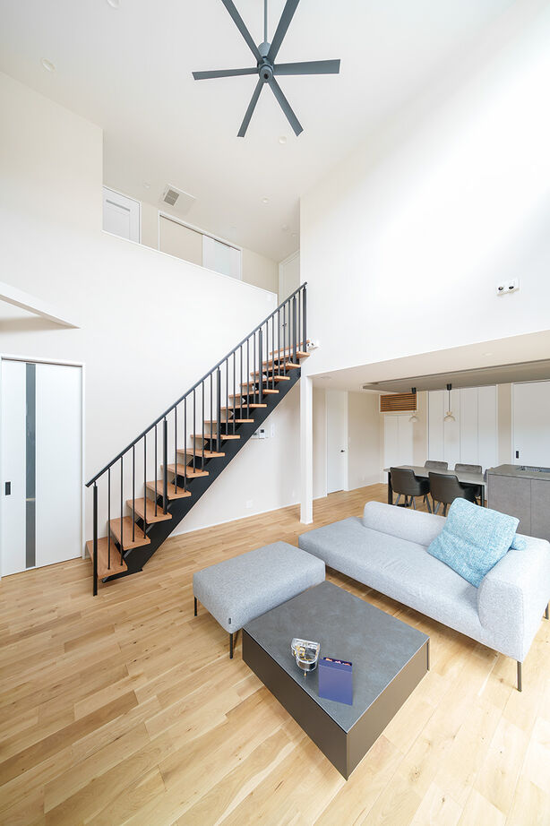 マルイチ 【滋賀県｜間取り有】吹き抜け＆アイランドキッチン、かゆいところに手が届くスタイリッシュで機能的な家の建築実例画像3