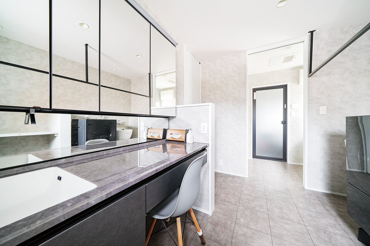 マルイチ 【滋賀県｜間取り有】吹き抜け＆アイランドキッチン、かゆいところに手が届くスタイリッシュで機能的な家の建築実例画像4