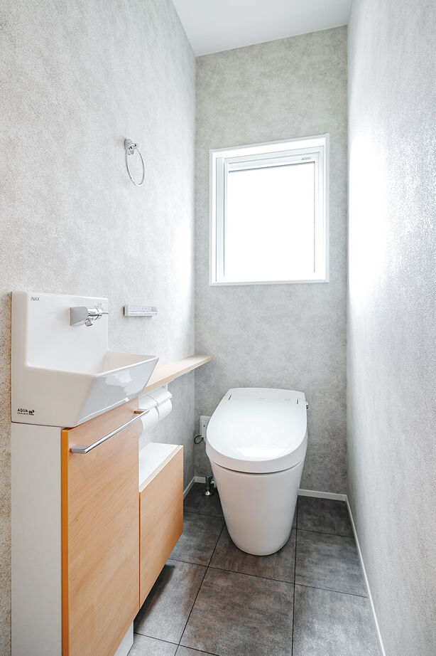 マルイチ 【滋賀県｜間取り有】吹き抜け＆アイランドキッチン、かゆいところに手が届くスタイリッシュで機能的な家の建築実例画像6