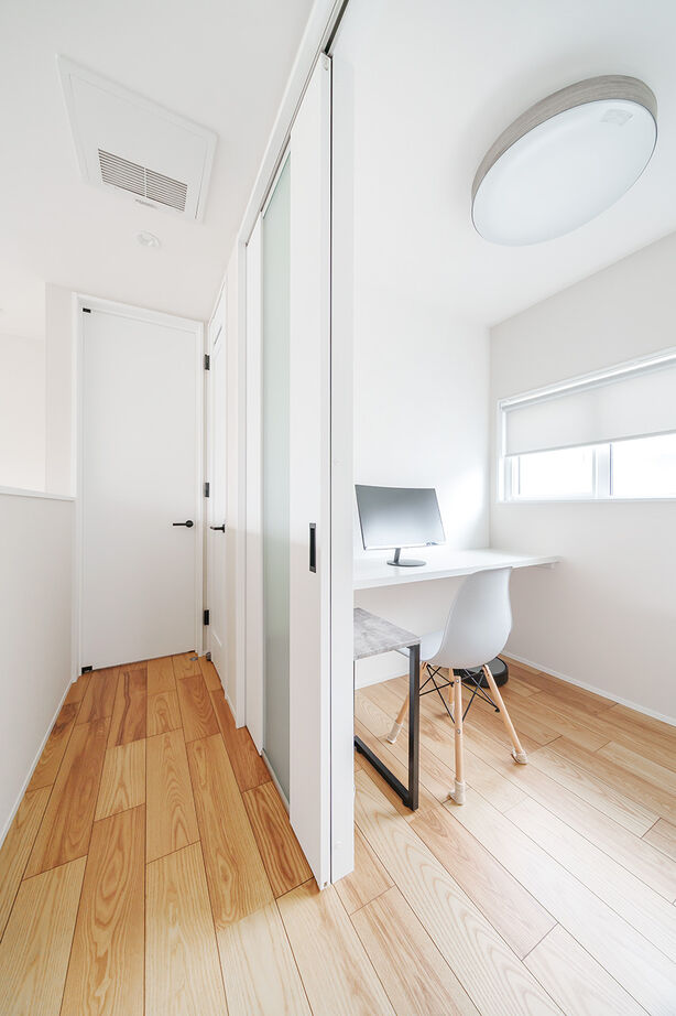 マルイチ 【滋賀県｜間取り有】吹き抜け＆アイランドキッチン、かゆいところに手が届くスタイリッシュで機能的な家の建築実例画像9