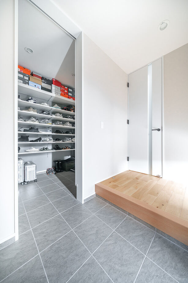 マルイチ 【滋賀県｜間取り有】吹き抜け＆アイランドキッチン、かゆいところに手が届くスタイリッシュで機能的な家の建築実例画像10