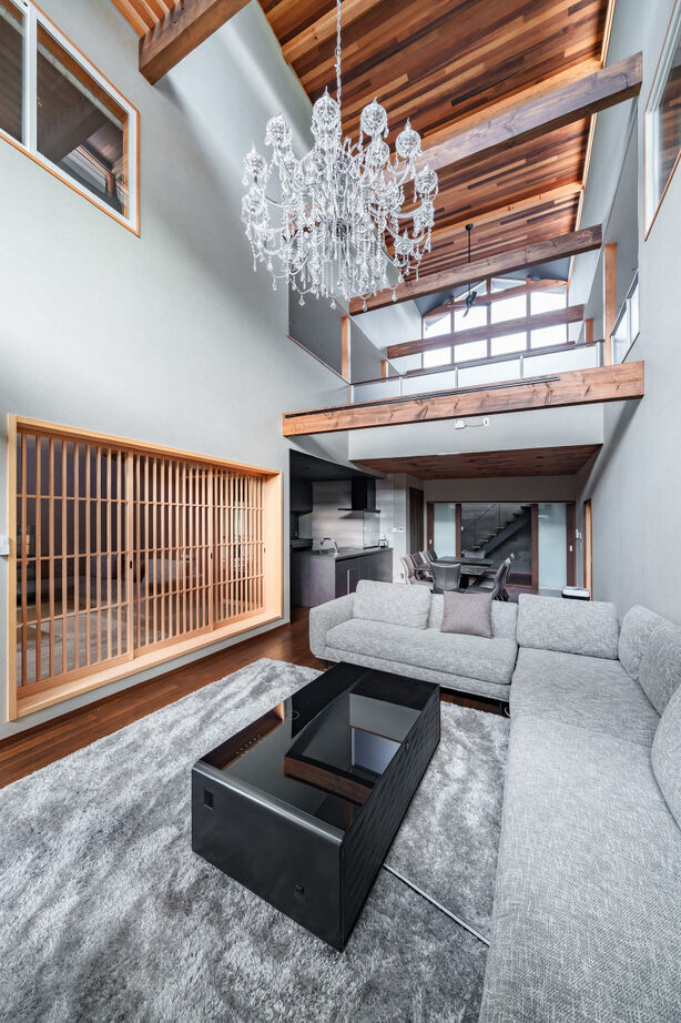 マルイチ 【滋賀県｜4000万円以上｜間取り有】素材の質感を大切に。大きな吹き抜けで繋がるモダンで美しい住まいの建築実例画像2