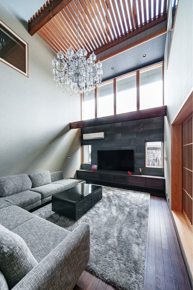 マルイチ 【滋賀県｜4000万円以上｜間取り有】素材の質感を大切に。大きな吹き抜けで繋がるモダンで美しい住まいの建築実例画像3