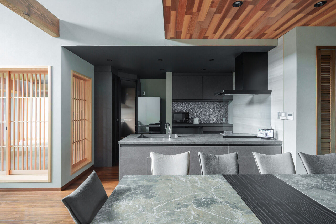 マルイチ 【滋賀県｜4000万円以上｜間取り有】素材の質感を大切に。大きな吹き抜けで繋がるモダンで美しい住まいの建築実例画像4