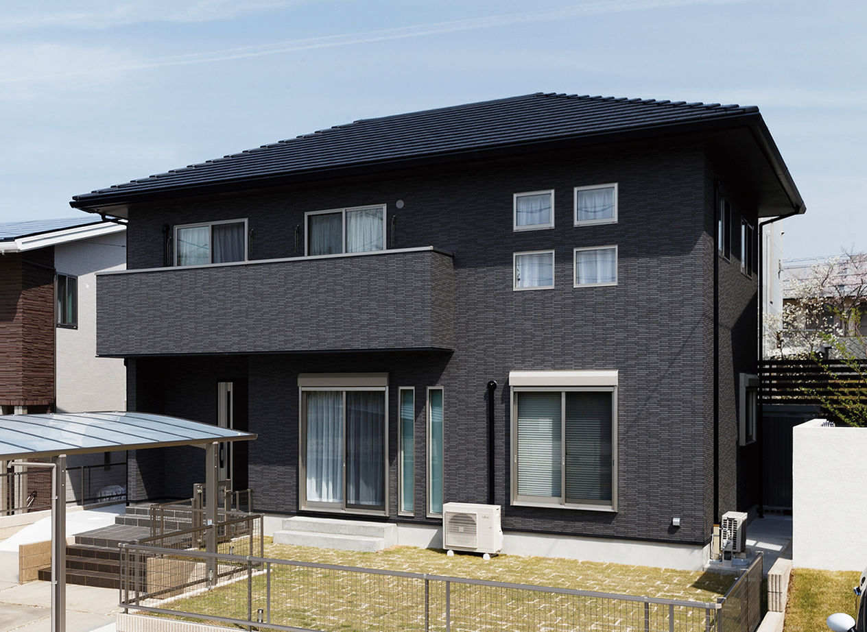 クレバリーホーム 【1500～1999万円／収納／家事ラク／間取図有】5人家族の笑顔を育む、団らんの白と癒しの黒の建築実例画像1